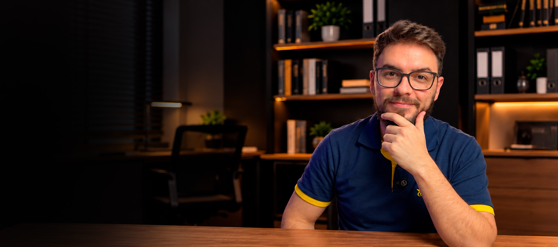 Professor Lucas Guimarães, o Primo Concursado, em seu escritório